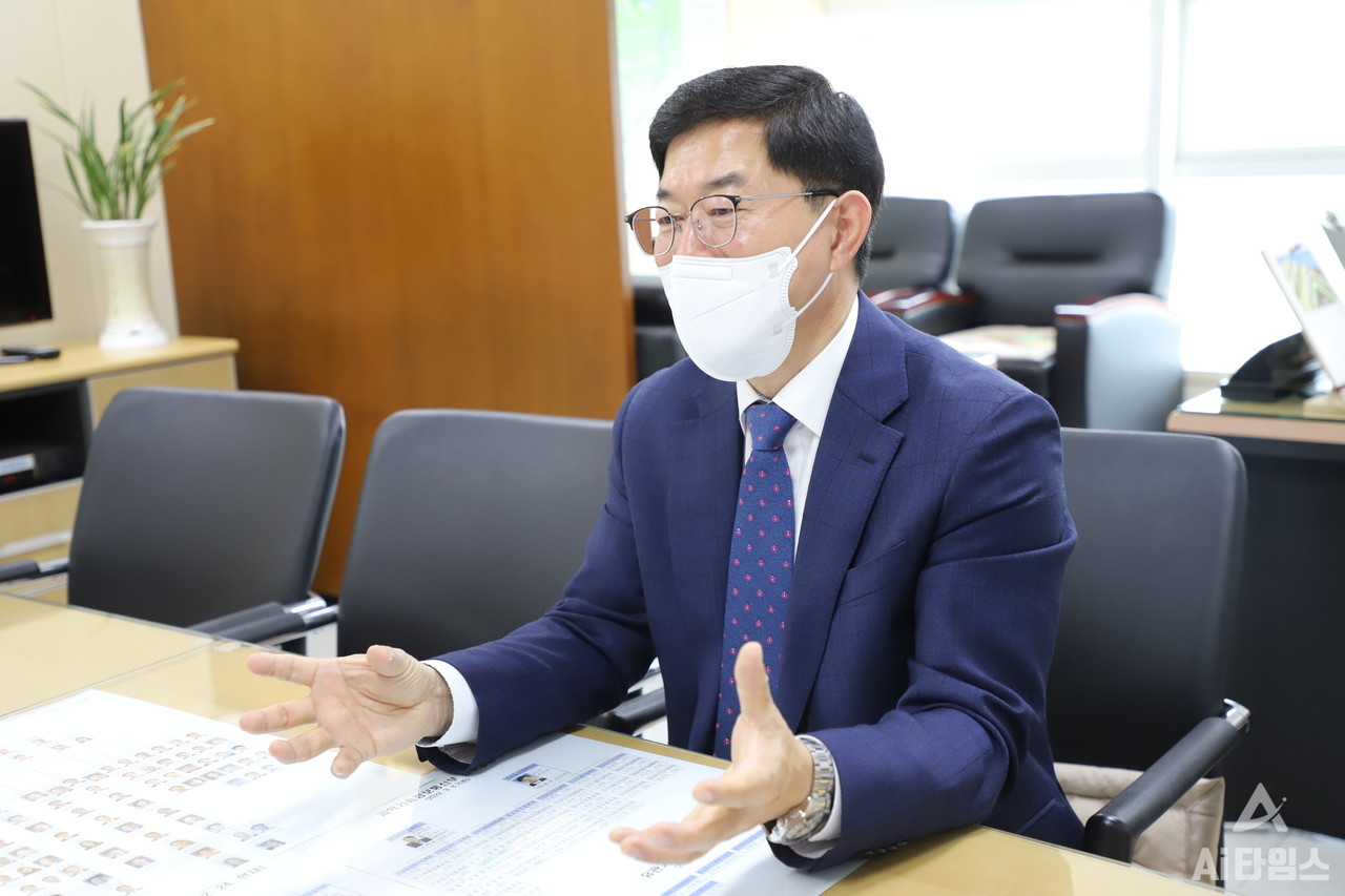 손경종 광주광역시 인공지능산업국장이 최근 AI타임스와의 인터뷰에서 지난해 7월 말 과학기술정보통신부의 인공지능(AI) 산업 분산화 정책 추진 소식을 들었을 당시를 회상하며 그때의 심정과 상황을 이야기하고 있다. (사진=윤영주 기자). 