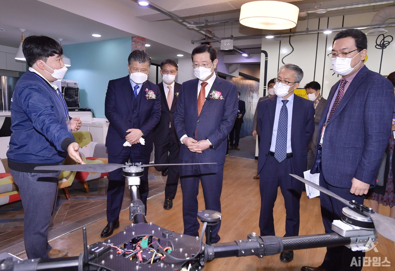 이용섭 광주광역시장이 지난 2020년 11월 11일 오전 동구 금남로 유오빌딩에서 열린 광주 AI 창업캠프 개관식에 참석해 내빈들과 AI 입주기업에서 개발한 제품들을 살펴보고 있다. (사진=광주광역시 제공).