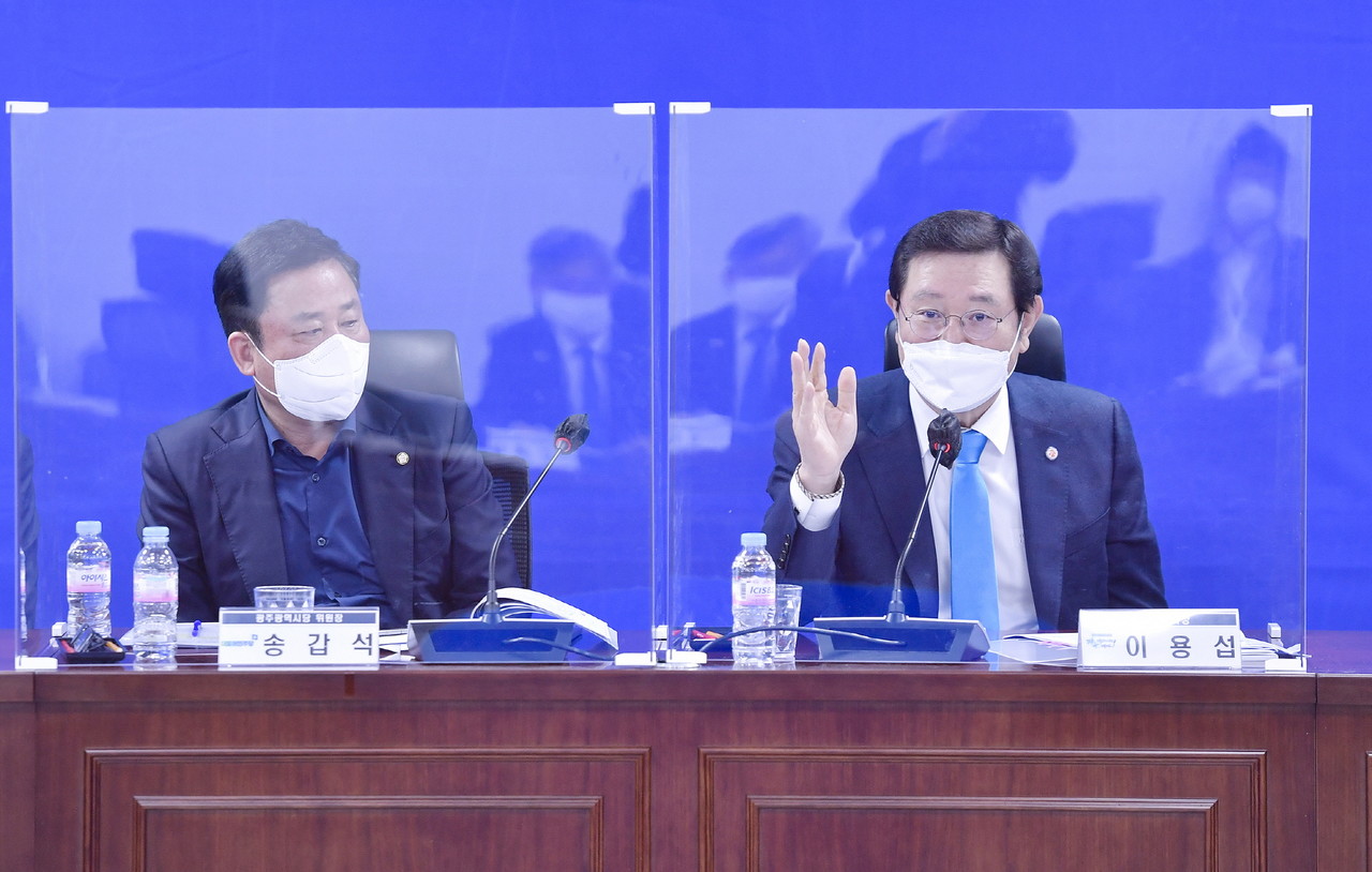 이용섭 광주광역시장이 지난해 4월 14일 오전 서울 여의도 국회 의원회관에서 열린 '더불어민주당 광주시당-광주광역시 당정협의회'에 참석해 지역 국회의원들에게 지역 주요 현안과 내년도 국비 확보를 위한 적극적인 지원과 협조를 요청하고 있다. 민선 7기 광주시의 최대 현안 사업인 '인공지능(AI) 중심 산업융합 집적단지 조성'을 성공적으로 실현하기 위해 이 시장은 정부 예산 확보차 분주히 움직였다. (사진=광주광역시 제공).