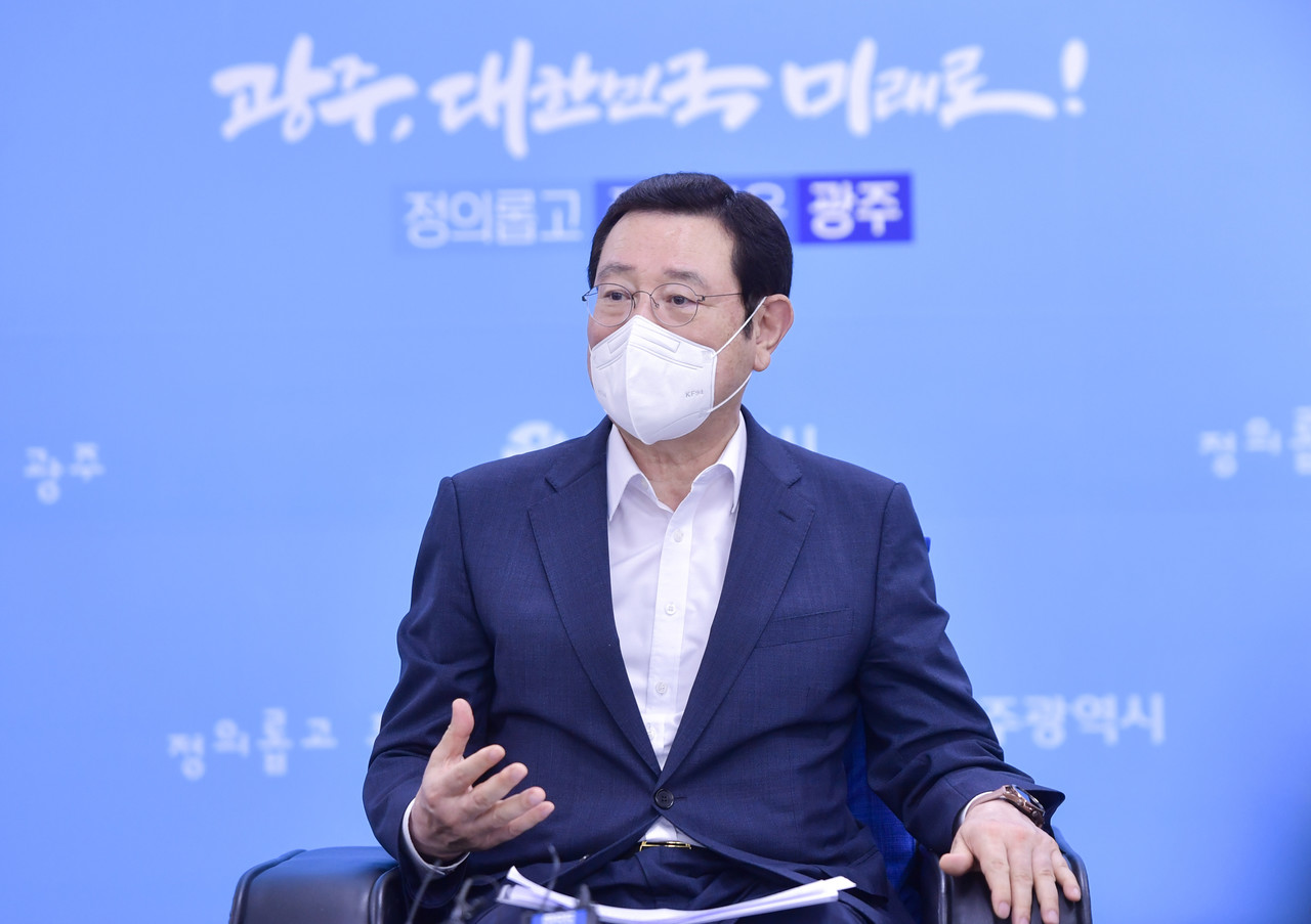 이용섭 예비후보가 시장 재직시절 기자들과 만난 자리에서 'AI 집적화'에 대해 설명하고 있는 모습. (사진=광주광역시 제공). 