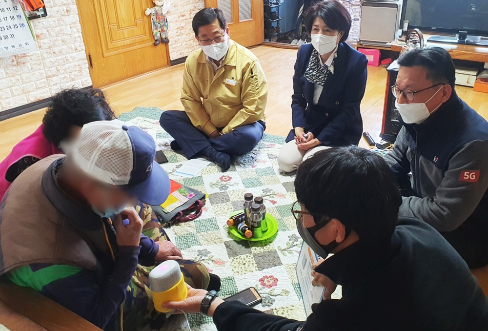 AI스피커는 ‘말벗’, ‘노래듣기’, ‘복약알림’, ‘안부확인’ 등 어르신의 고독감·우울감 완화, 규칙적인 복약지도 등 일생생활 지원을 돕는다. (사진=나주시 제공).