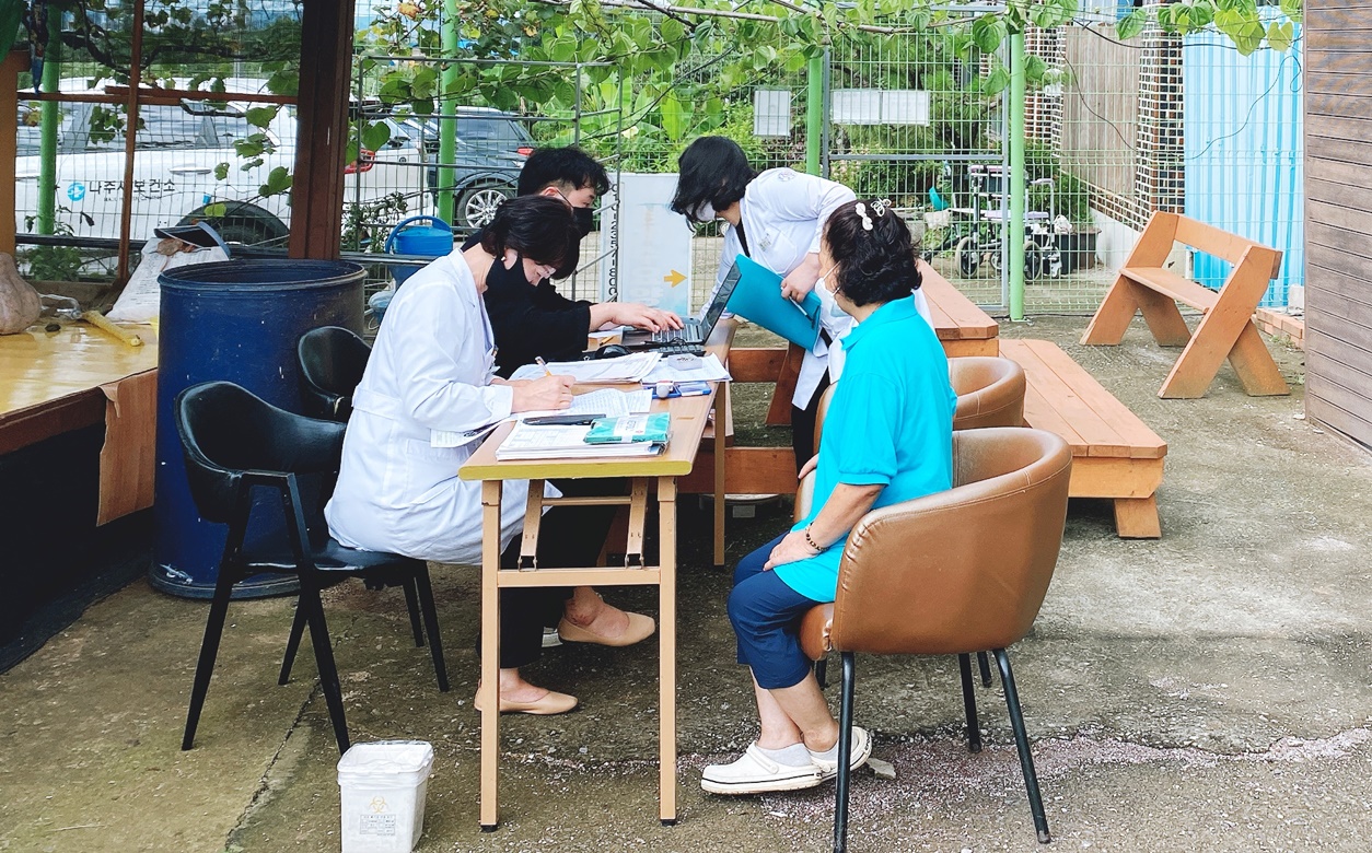 나주시가 진행하는 '찾아가는 경로당 순회 건강검진' 모습. (사진=나주시 제공).