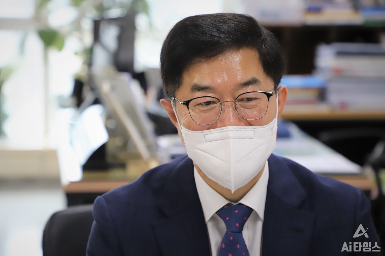 손경종 광주광역시 인공지능산업국장이 최근 AI타임스와의 인터뷰에서 시의 인공지능(AI) 사업 추진 과정에 대해 이야기하고 있다. 손 국장은 그 과정에서 함께 고생해온 인공지능산업국 직원들을 향한 감사함을 전했다. (사진=윤영주 기자). 