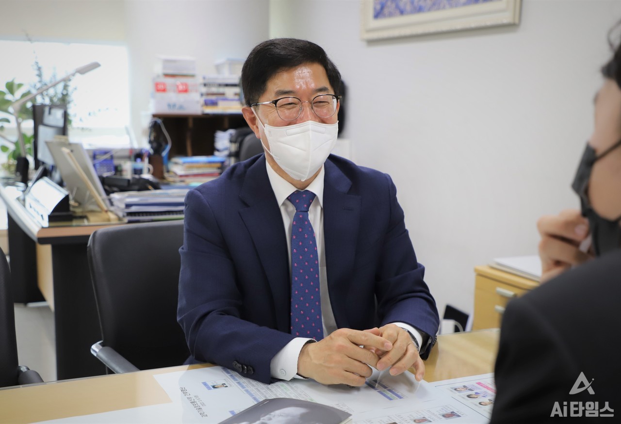 손경종 광주광역시 인공지능산업국장이 최근 AI타임스와의 인터뷰에서 그동안 이룬 인공지능(AI) 사업 성과에 대해 설명하고 있다. 손 국장은 "AI 사업을 시작한 지 이제 거의 3년이 되어가는 시점에서 기업들의 시각도 많이 바뀌었다"며 "광주시의 의지를 보고 이제 먼저 의뢰를 해오는 기업들도 많이 생겼다"고 행복한 미소를 지었다. (사진=윤영주 기자). 