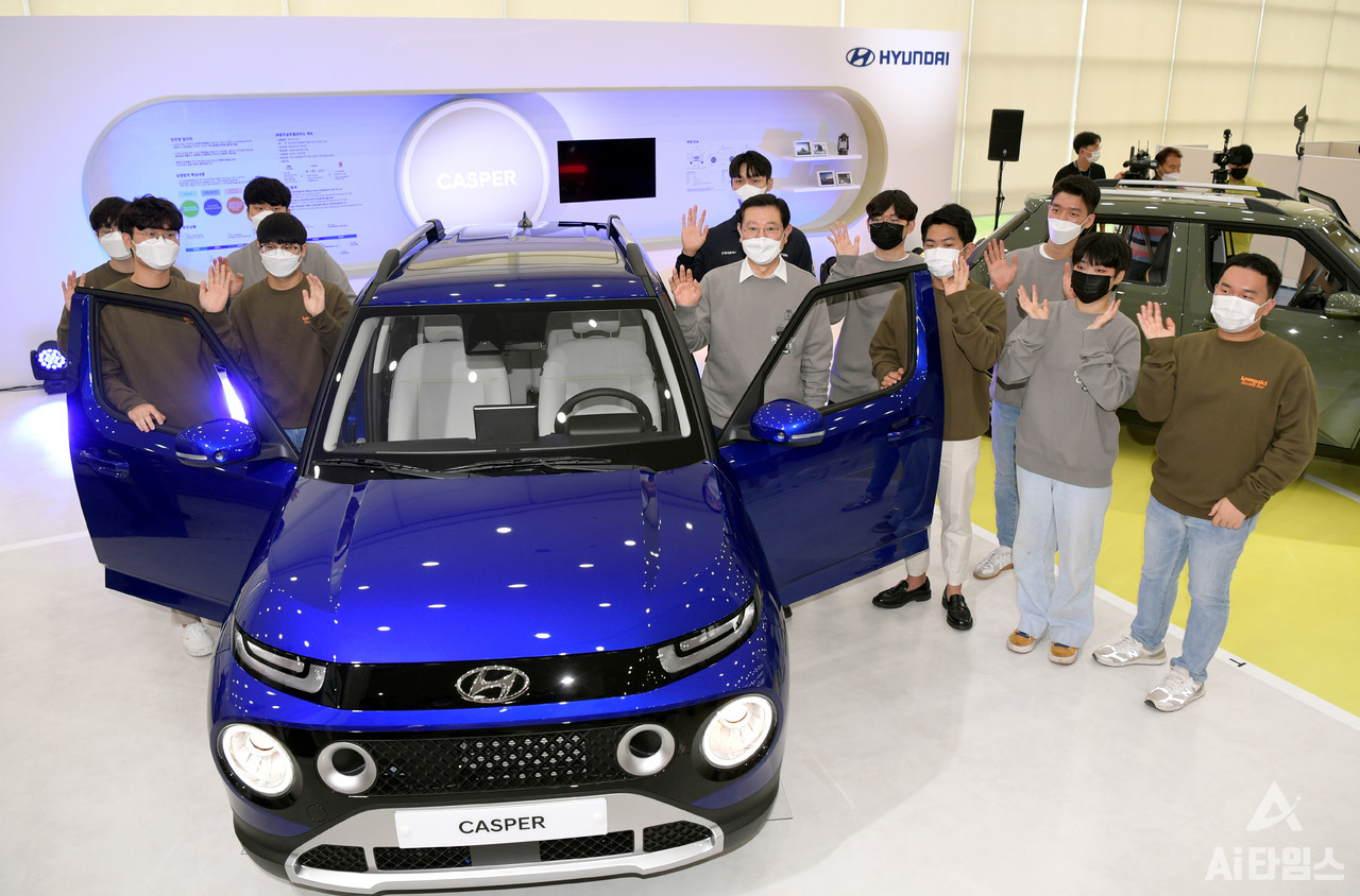 이용섭 광주광역시장이 지난해 9월 29일 오전 광주시청 시민홀에서 열린 캐스퍼 차량 전시관 개관식에 참석해 참석자들과 함께 기념 쵤영을 하고 있다. (사진=광주광역시 제공).