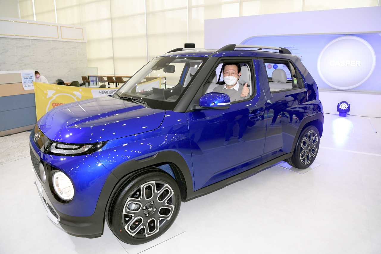 이용섭 광주광역시장이 지난해 9월 29일 오전 광주시청 시민홀에서 열린 캐스퍼 차량 전시관 개관식에 참석해 캐스퍼 시승을 하고 있다. (사진=광주광역시 제공).