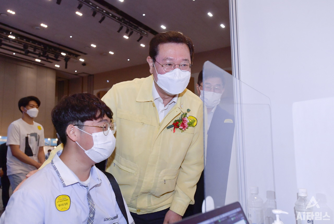 이용섭 광주광역시장이 지난 2020년 6월 18일 서구 김대중컨벤션센터에서 열린 광주형 인공지능(AI) 일자리 창출을 위한 AI 인재 채용 설명회에 참석해 기업체 홍보부스에서 상담 중인 취업 준비생을 격려하고 있다. (사진=광주광역시 제공).