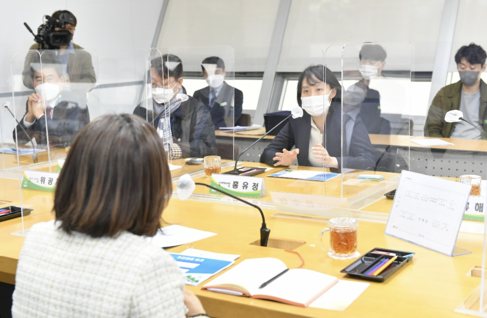 디스이즈엔지니어링이 성남시와 도서 배송 드론 상용화를 위해 협력한다. 홍유정 TIE 대표가 6일 성남시청에서 열린 ‘2022 드론 실증도시 구축사업 참여기업 간담회’에서 발표하고 있다. (사진=디스이즈엔지니어링)