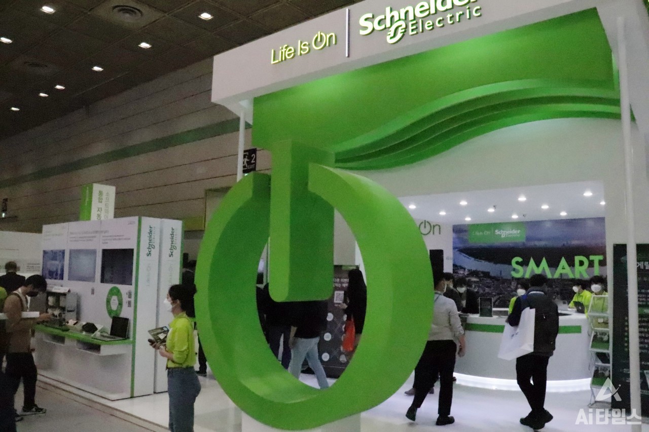 슈나이더일렉트릭이  '스마트공장·자동화사업전 2022'에서 개최한 기자간담회에서 효율적인 산업 자동화를 위해선 개방형 SW가 필요하다고 강조했다. (사진=김동원 기자)