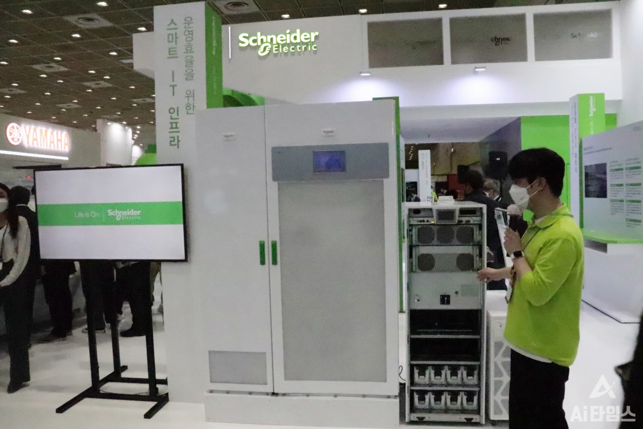 슈나이더일렉트릭 관계자가 전시장에서 스마트팩토리에 최적화된 회사 제품을 소개하고 있다. (사진=김동원 기자)