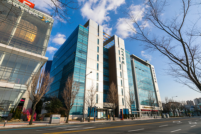 광주시는 사관학교 3기 운영에 앞서 수료생들이 제기한 대중교통 편리성 등 접근성 개선 요구를 적극 수용해 광주과학기술진흥원(광주 북구 첨단과기로 339)에 위치한 사관학교 교육장 이전을 추진해왔다. 이에 신규 교육장으로 대성학원빌딩을 선정했다. 광주 대성학원 전경. (사진=대성학원 홈페이지).