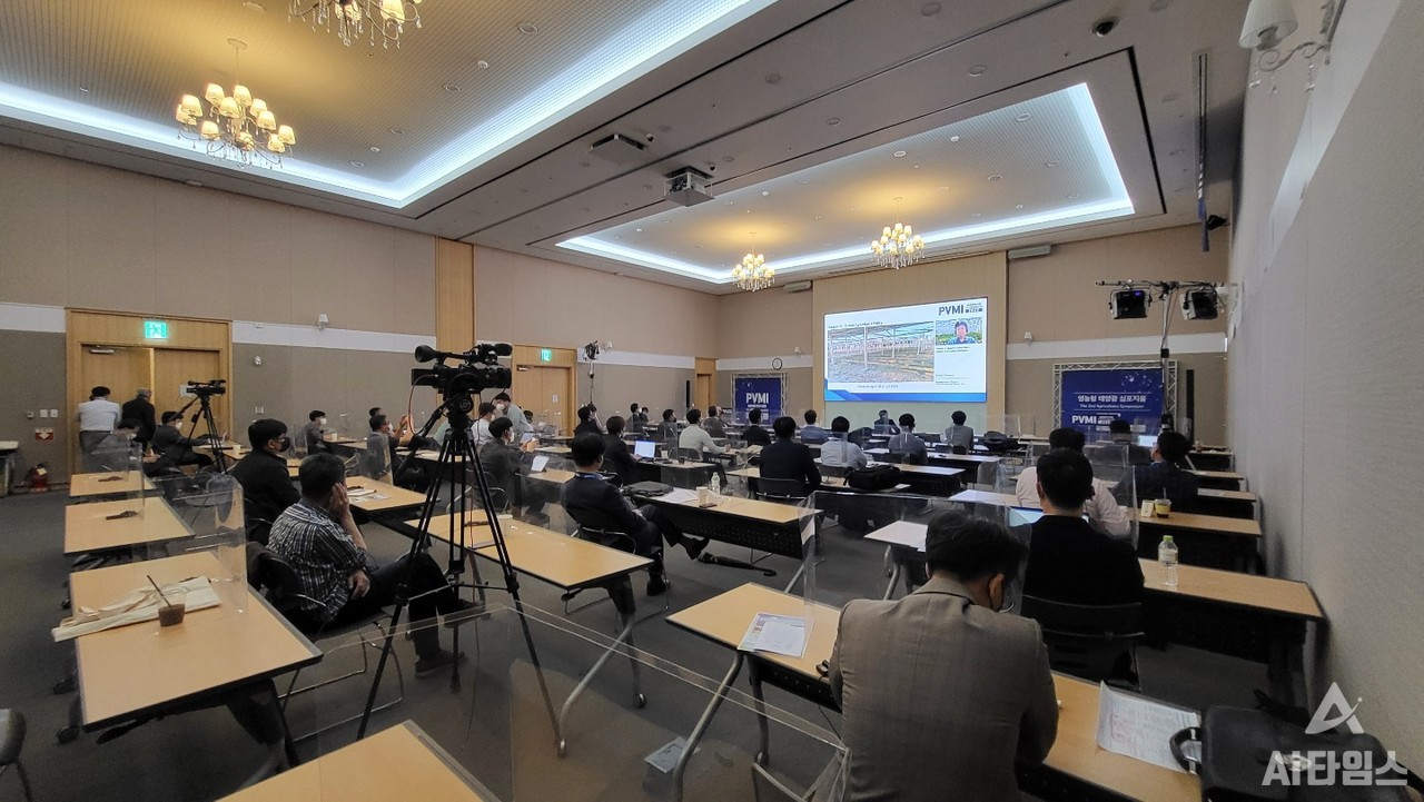 13일 열린 '2022 태양광 마켓 인사이트(PVMI 2022)' 컨퍼런스에서 타케시 마가미(Takeshi Magami) 치바 생태에너지 연구소 소장의 주제 발표를 경청하고 있는 참석자들 모습. (사진=AI타임스).