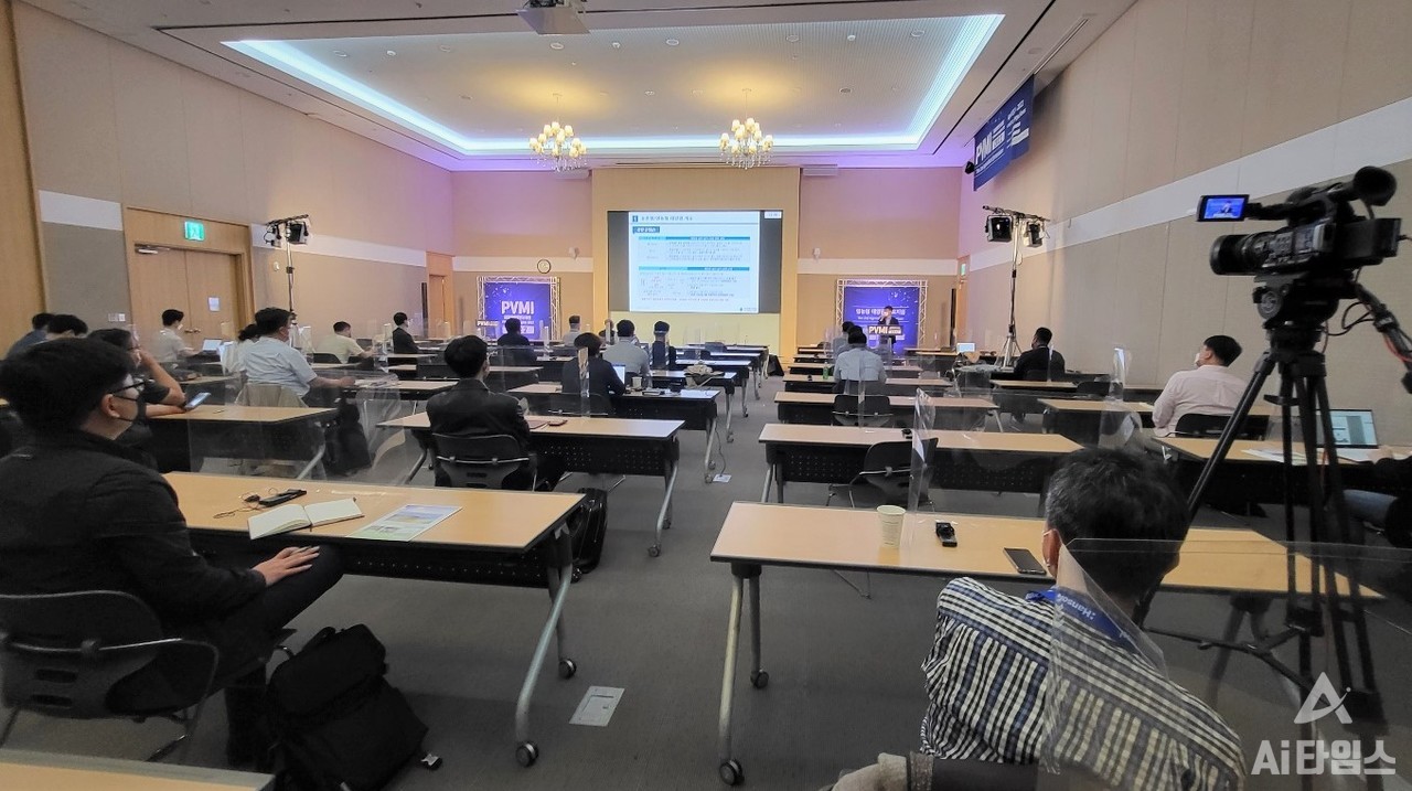 최성우 한국에너지공단 실장이 13일 열린 '2022 태양광 마켓 인사이트(PVMI 2022)'에서 영농형 태양광 관련 발표를 하고 있는 모습. (사진=윤영주 기자).