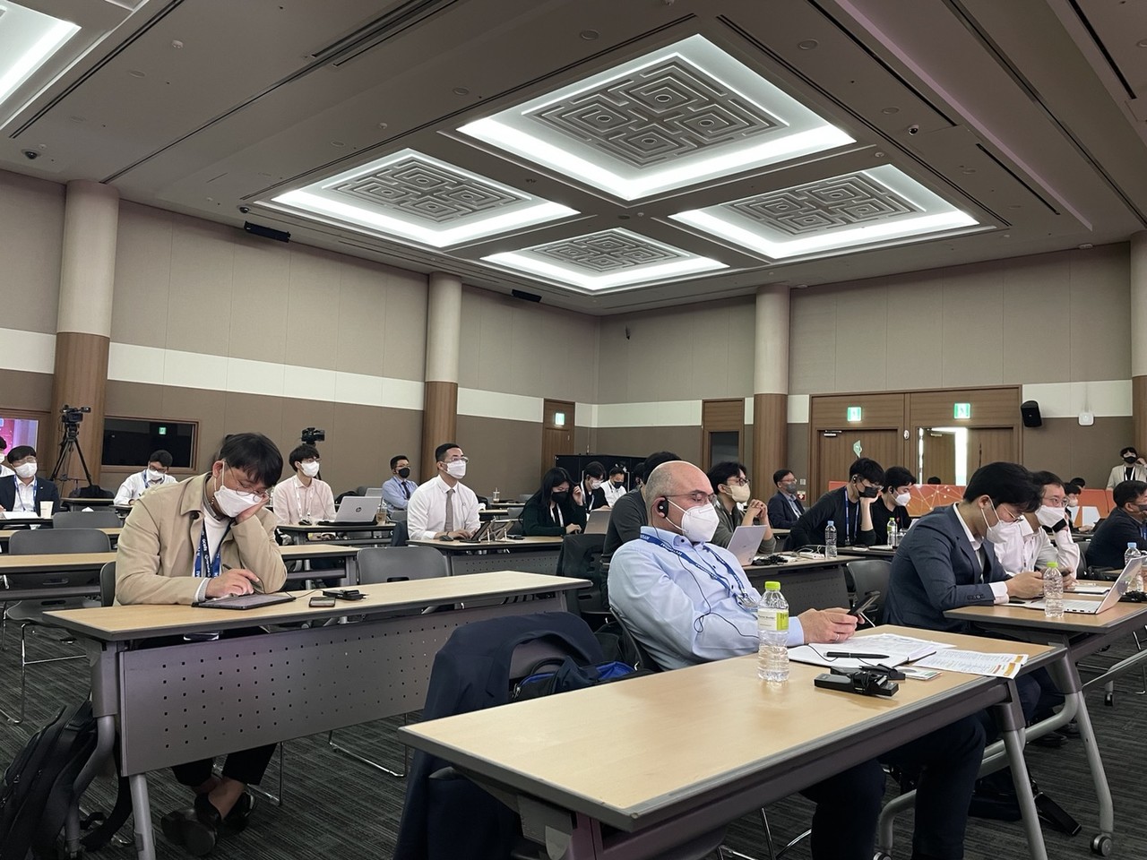 '2022 태양광 마켓 인사이트(PVMI 2022)' 컨퍼런스 1일차 강연을 듣고 있는 연사들의 모습. (사진=AI타임스).