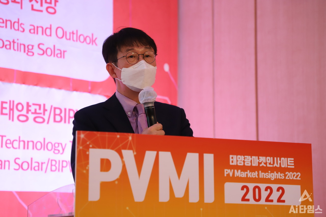안진한 한국에너지공단 팀장이 14일 '2022 태양광 마켓 인사이트(PVMI 2022)'에서 '재생에너지 3020 또 하나의 축, 도시형 태양광'이라는 주제로 발표했다. (사진=AI타임스).