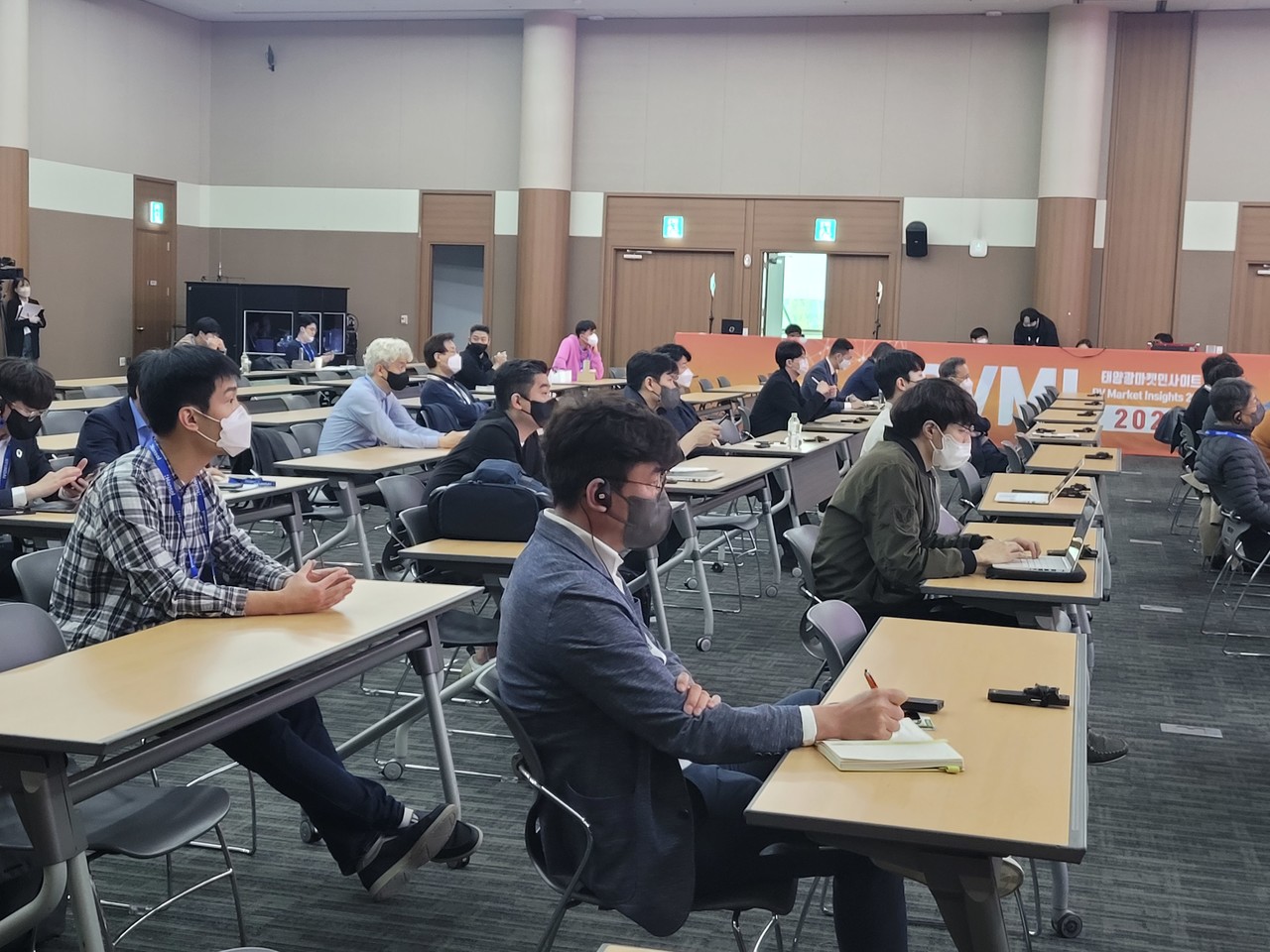 동시통역 서비스를 이용해 강연을 듣고 있는 참관객들. (사진=AI타임스).