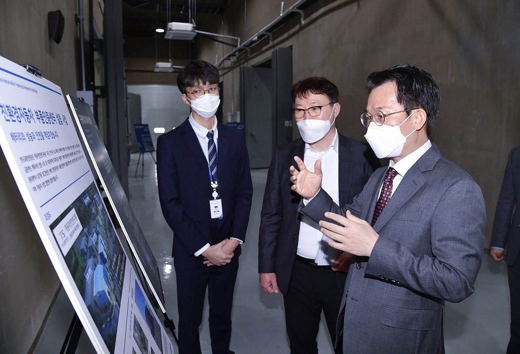 문영훈 광주광역시장 권한대행이 15일 오후 광산구 빛그린산단 친환경자동차 부품인증센터를 방문해 사업 추진상황을 점검하고 있다. (사진=광주광역시 제공).