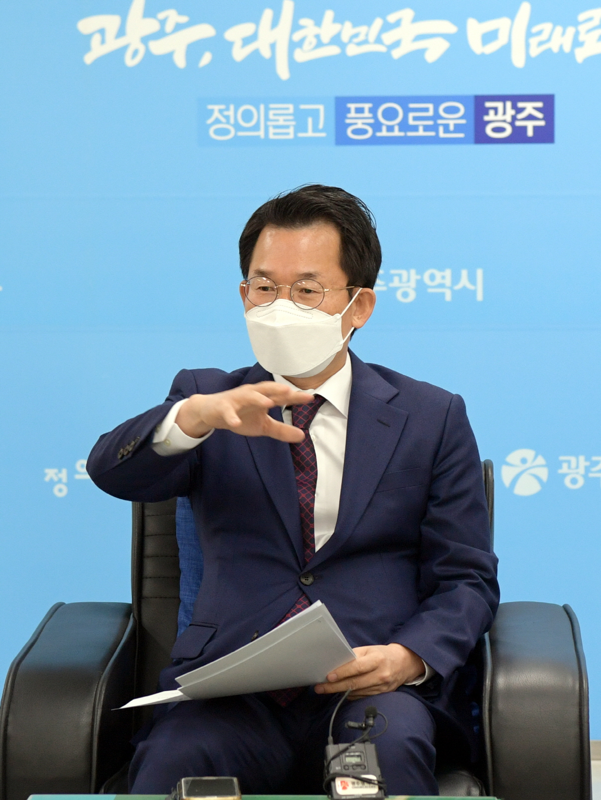 문영훈 광주광역시장 권한대행이 14일 오전 시청 기자실에서 출입기자들에게 지역 현안을 국정과제에 최종 반영시키기 위한 활동을 설명하고 있다. (사진=광주광역시 제공).