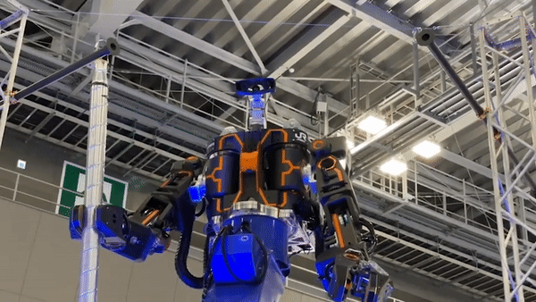 인간형 중장비로봇은 철도뿐만 아니라 사회 과제가 되고 있는 각종 인프라 유지보수의 기계화에도 기여할 수 있을 것으로 보여 향후 다양한 연구개발이 이뤄질 전망이다. (사진=로봇스타트주식회사 유튜브 캡처).