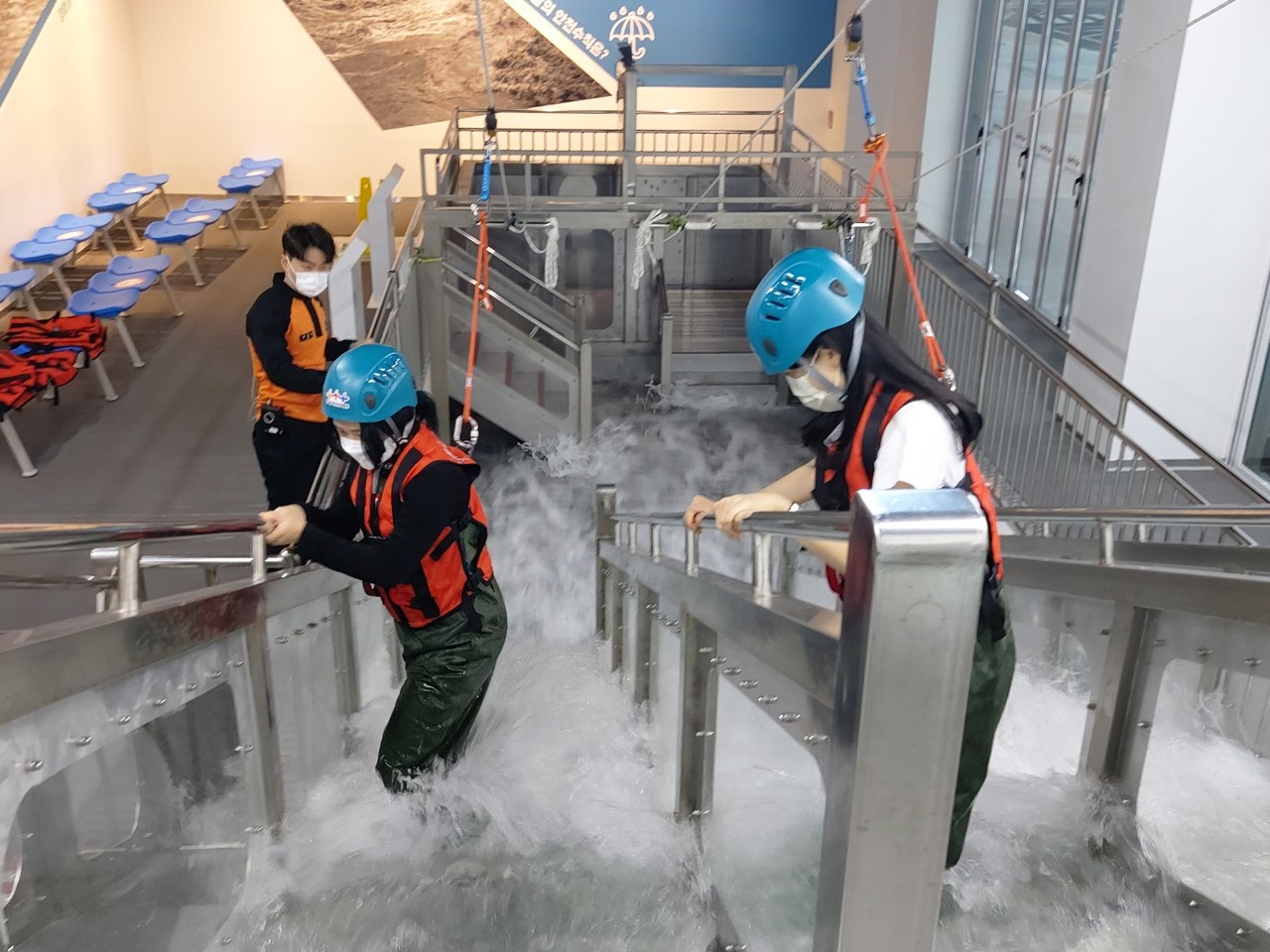 촬영과 편집을 담당한 김보선 주무관(28)과 민시은 주무관(26)이 빛고을 국민안전체험관에서 직접 안전체험을 하고 있다. (사진=나우철 주무관 제공).