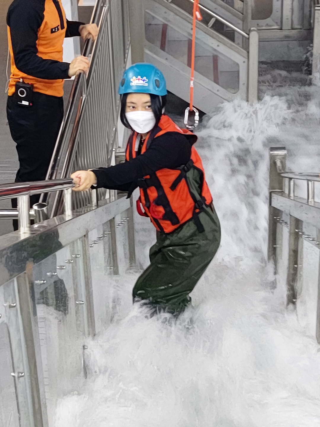 집중호우 발생 시 예방법 및 대처방법을 훈련해보는 호우안전체험을 하고 있는 김보선 주무관. (사진=나우철 주무관 제공).