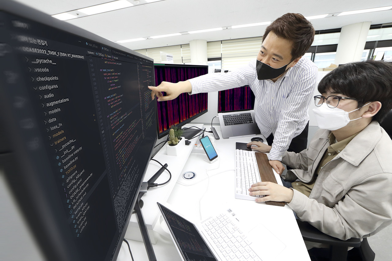 KT는 루게릭병 환우를 위한 비영리재단법인 승일희망재단과 협력해 점차 목소리를 잃어가고 있는 루게릭병 환우 8명의 목소리를 복원했다고 밝혔다. (사진=KT)