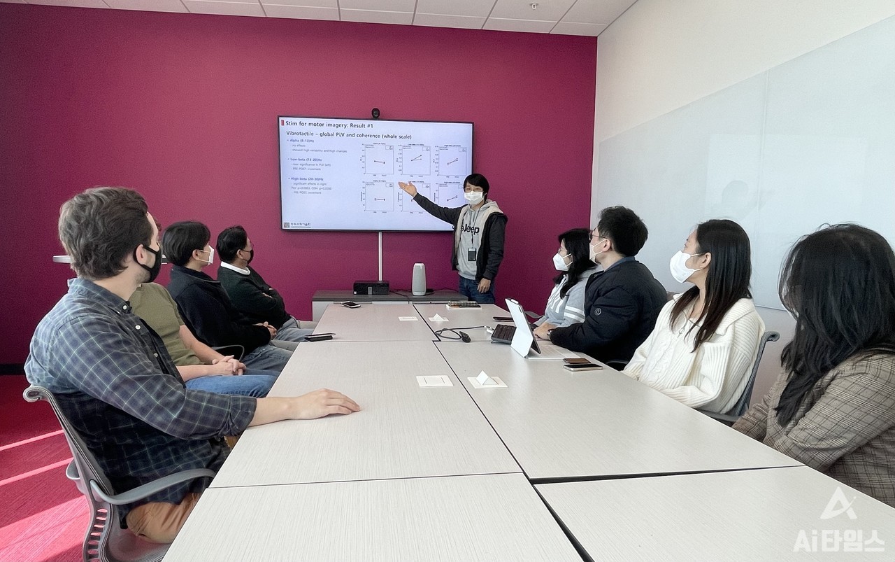 파견 인턴 학생들이 NCSU 연구진과 공동 세미나를 진행하고 있다. 사진은 이성한 학생이 발표하고 있는 모습. (사진=지스트 제공).