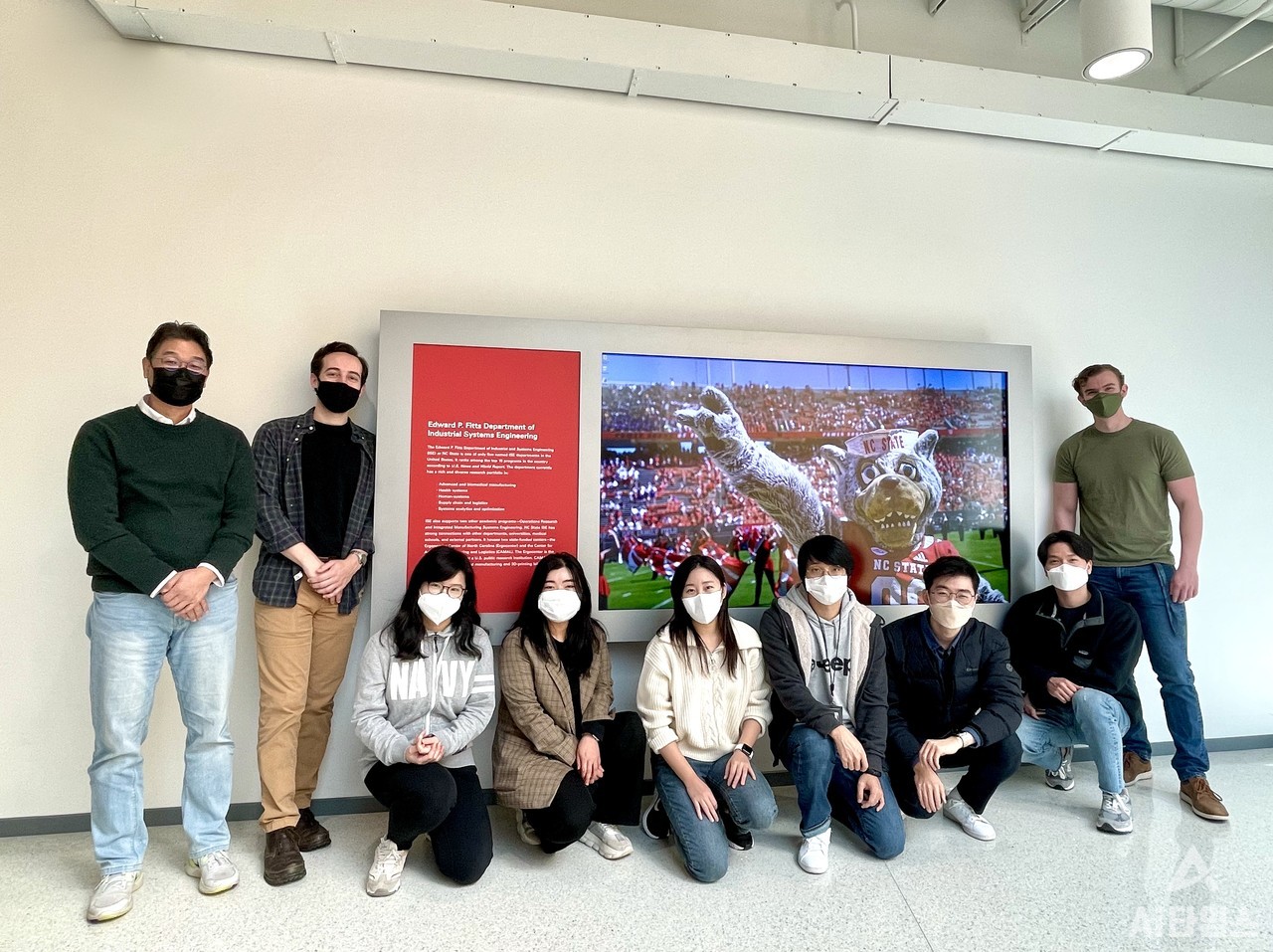 NCSU 파견 인턴 학생들과 NCSU 연구진이 기념 사진 촬영을 하고 있다. (오른쪽에서 세 번째부터) 원경호·이성한·김수연·권다은 학생과 (왼쪽 첫 번째) 해외협력기관책임자 남창수 교수. (사진=지스트 제공).