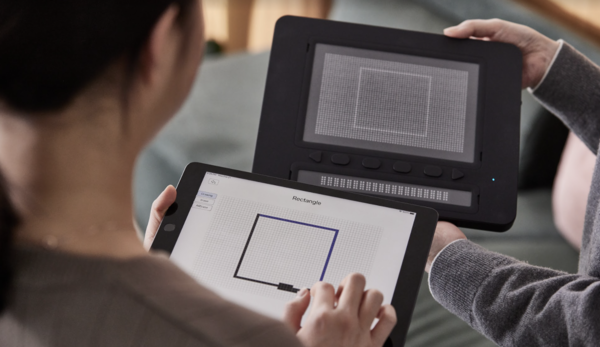 소셜벤처 닷(대표 김주윤·성기광)이 애플의 아이폰과 아이패드 화면을 확인할 수 있는 촉각 디스플레이인 ‘닷 패드(Dot Pad·사진)’를 출시했다. 애플의 스마트기기와 호환되는 점자정보단말기는 세계 최초라는 게 회사의 설명이다. (사진= 소셜벤처 닷 제공).