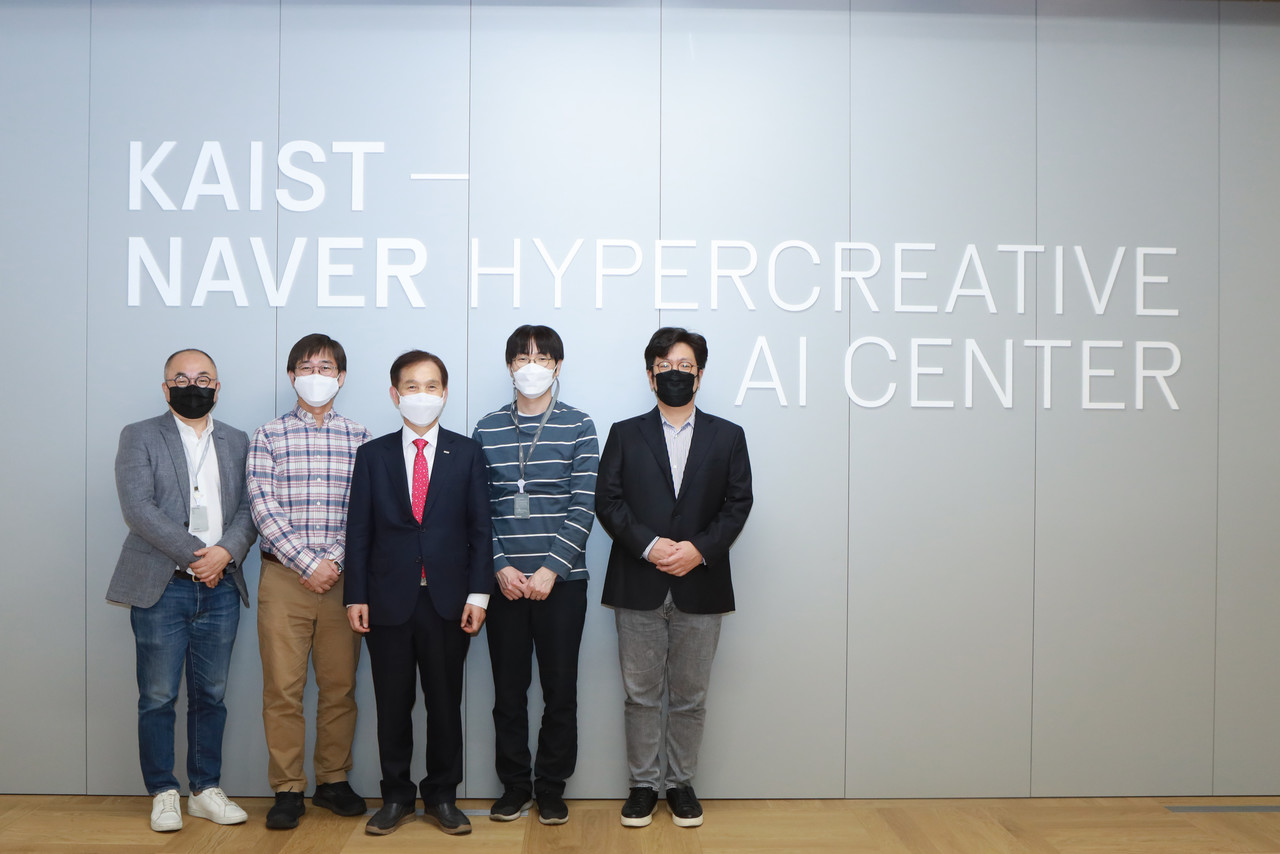 (왼쪽부터) 정송 카이스트 AI대학원장, 주재걸 카이스트 교수, 이광형 카이스트 총장, 하정우 네이버 AI랩 소장, 성낙호 네이버 클로바CIC 책임리더가 '카이스트-네이버 초창의적 AI 연구센터' 공간 오픈식에 참석했다. (사진=네이버) 
