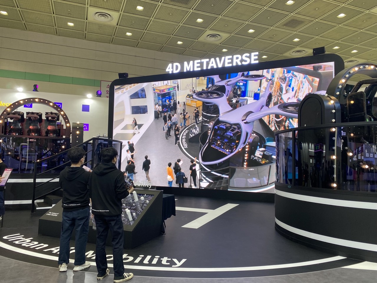 SK텔레콤 전시관에서 차세대 교통수단 도심항공교통(UAM) 탑승 체험해볼 수 있는 ‘에어택시’ 전경.(사진=김미정 기자) 