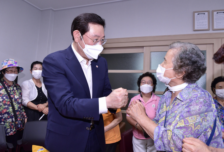 이용섭 예비후보가 "치매 조기예측 및 선제적 치료기술개발을 위한 다차원 정밀의료 치매빅데이터 센터 설립 등 인공지능을 활용하여 전국 최고수준의 뇌 관련 질환 진단과 치료 서비스 기반을 구축하겠다”고 밝혔다. 사진은 이용섭 후보가 시장 재직 시절인 지난해 7월 동구 세연경로당을 방문해 경로당을 방문해 어르신들과 이야기를 나누고 있다. (사진=광주광역시 제공).