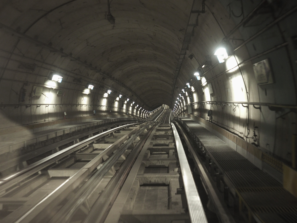 유 교수는 지하철 터널을 이용해 자율주행 물류 로봇이 배송하는 시스템을 제안했다. (사진=셔터스톡)