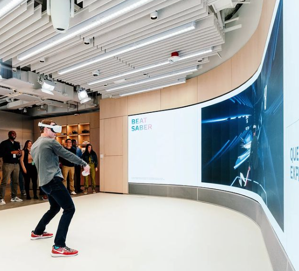 ‘디스플레이 월’이 완비된 메타의 퀘스트 VR 시스템에서 다양한 게임과 앱을 시험해 볼 수 있다.(사진=메타)