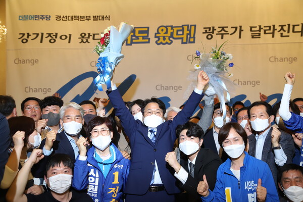 강기정 광주시장 후보가 26일 경선에 승리, 지지자들과 환호하고 있다. (사진=강기정 캠프 제공).