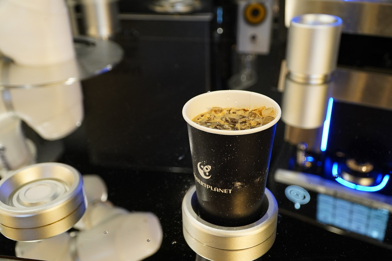 로봇 바리스타가 타준 아이스아메리카노. 시원하고 구수한 맛이 일품이다. (사진=김미정 기자)