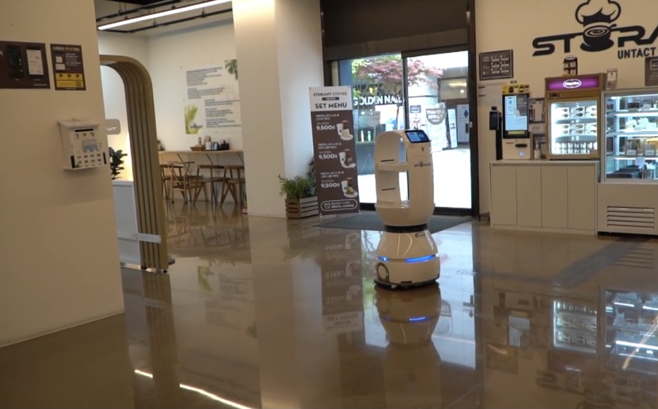 분주히 움직이는 서빙로봇. (사진=김미정 기자)