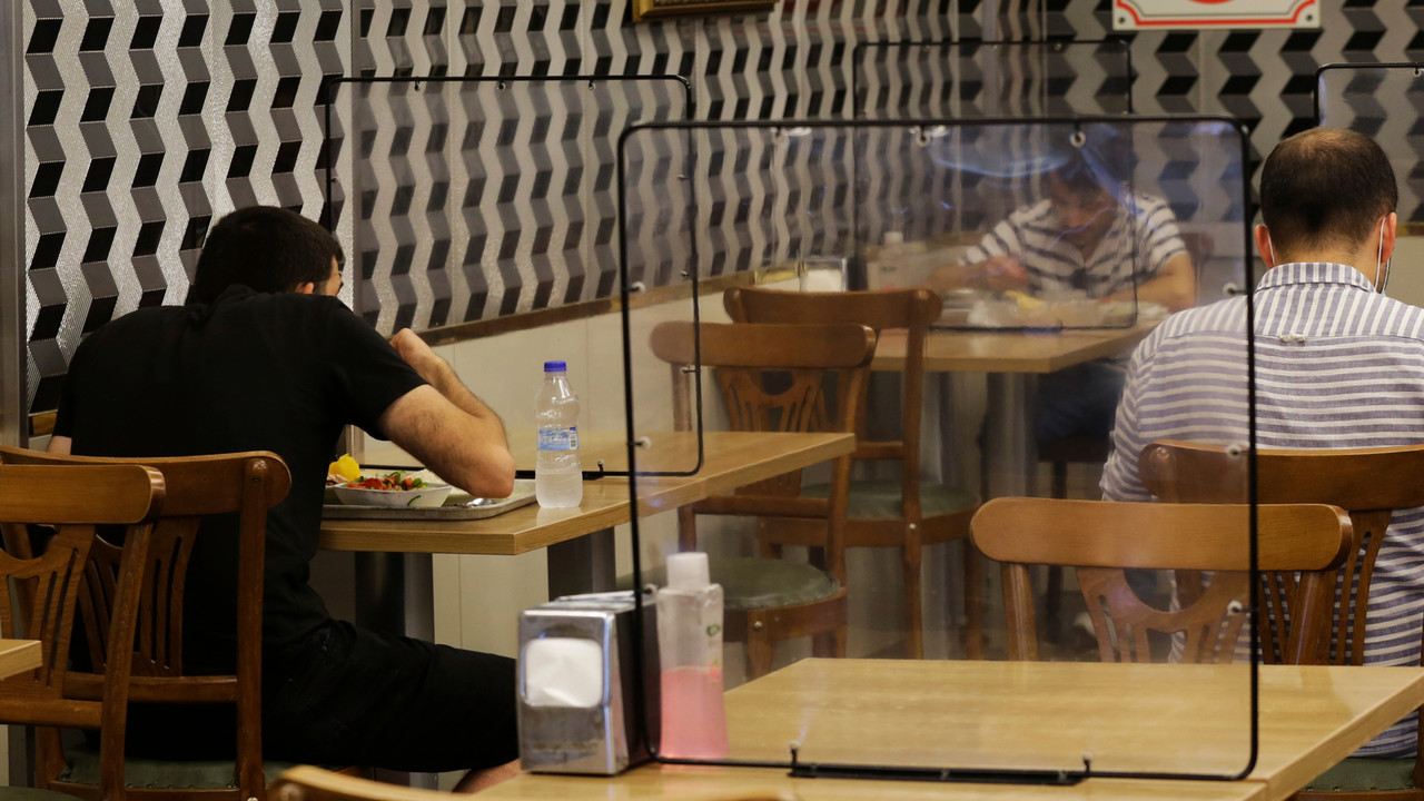 사회적 거리두기가 해제되면서 매장 내에서 식사하는 직장인 수가 증가했다는 조사 결과가 나왔다.  (사진=셔터스톡)