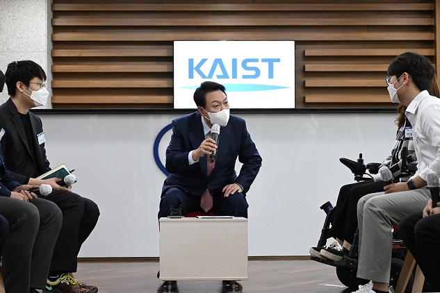 대통령직인수위원회가 지역균형 발전을 위해 '기회발전특구'(ODZ)를 추진하기로 했다. 이는 지방으로 이전하는 기업들에게 파격적인 세제 혜택과 규제 특례를 제공한다는 것이 골자다. 이에 AI 광주를 찾는 기업들도 대폭 늘어날 것이란 관측이다. 윤석열 대통령 당선인이 지난달 29일 오전 대전 한국과학기술원(KAIST) 내 나노종합기술원을 방문한 뒤 학생들과 간담회를 갖고 있다. (사진=대통령직인수위원회 제공).