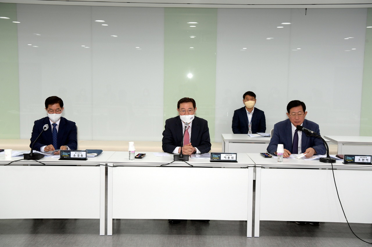 이용섭 광주광역시장이 2일 오전 시청 회의실에서 열린 광주 AI-뉴딜추진위원회 제7차 회의 참석해 새정부 지역균형발전 패러다임 전환에 발맞춰 산업분야 국정과제 지역공약 현황을 청취하고 실행력 확보방안을 논의하고 있다. (사진=광주광역시 제공).
