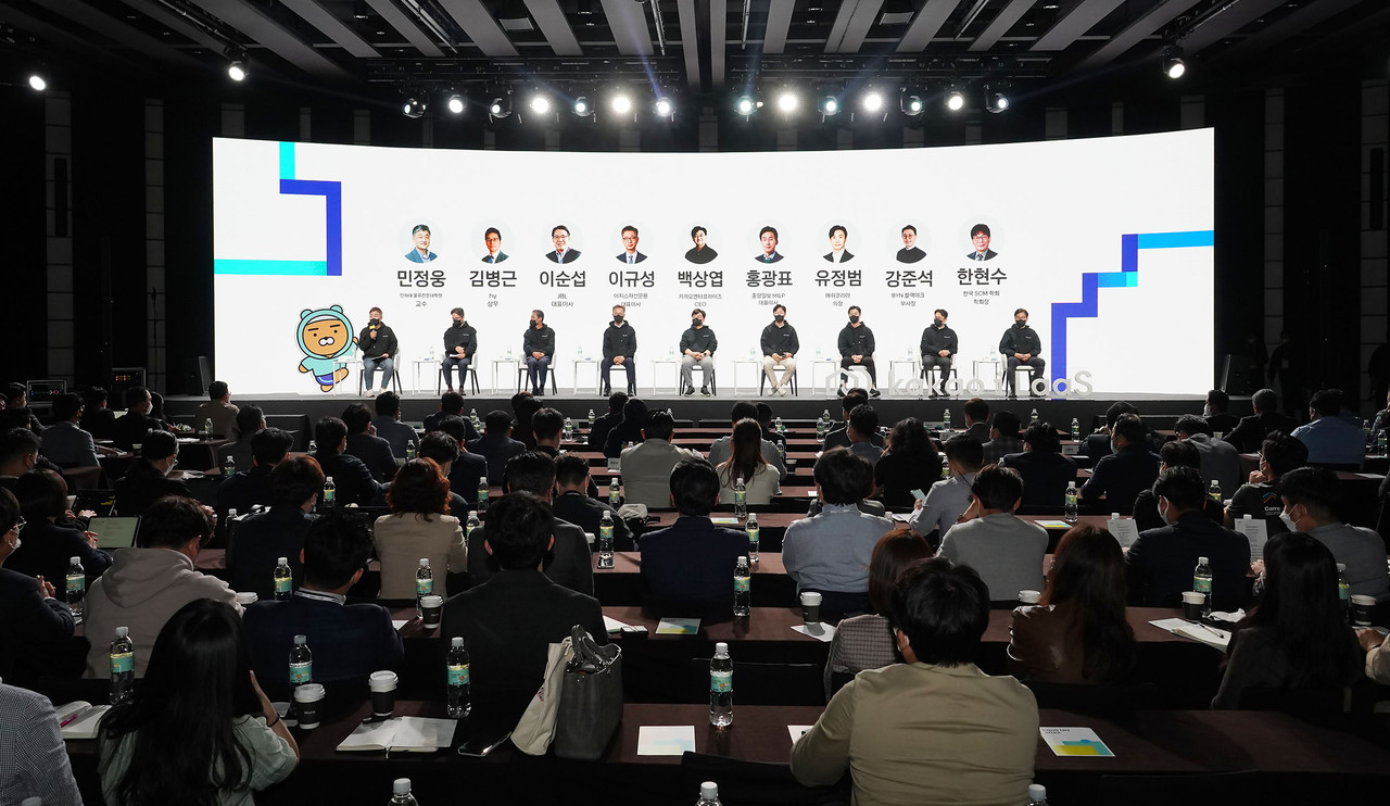 민정웅 인하대 물류전문대학원 교수가 좌장으로 참여한 이번 토론회에는 hy, 이지스자산운용, 중앙일보 M&P, 메쉬코리아, JBL, 비와이앤블랙야크, 한국 SCM 학회 등이 자리했다. (사진=카카오엔터프라이즈)