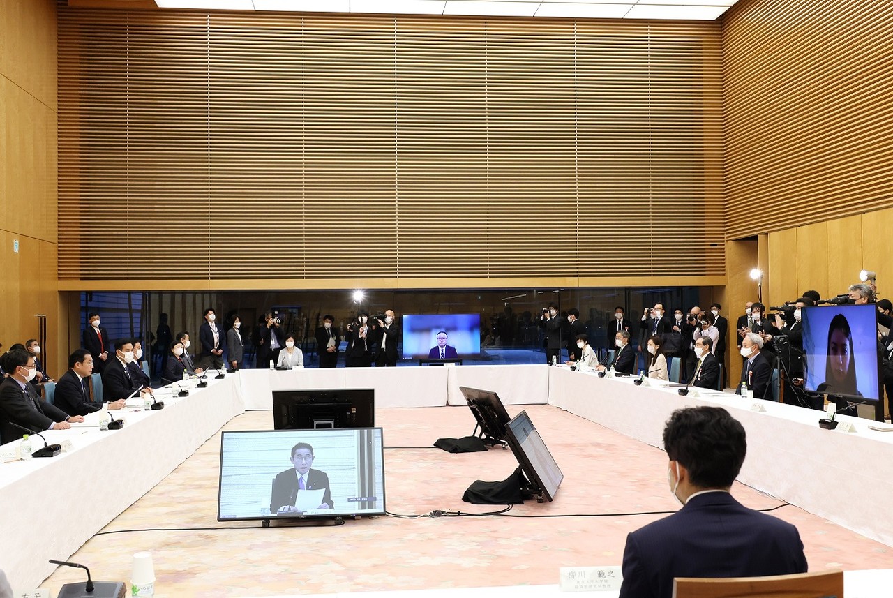 일본 총리관저에서 최근 진행된 '제6회 새로운 자본 주의 실현 회의' 모습. (사진=일본 총리관저 제공).
