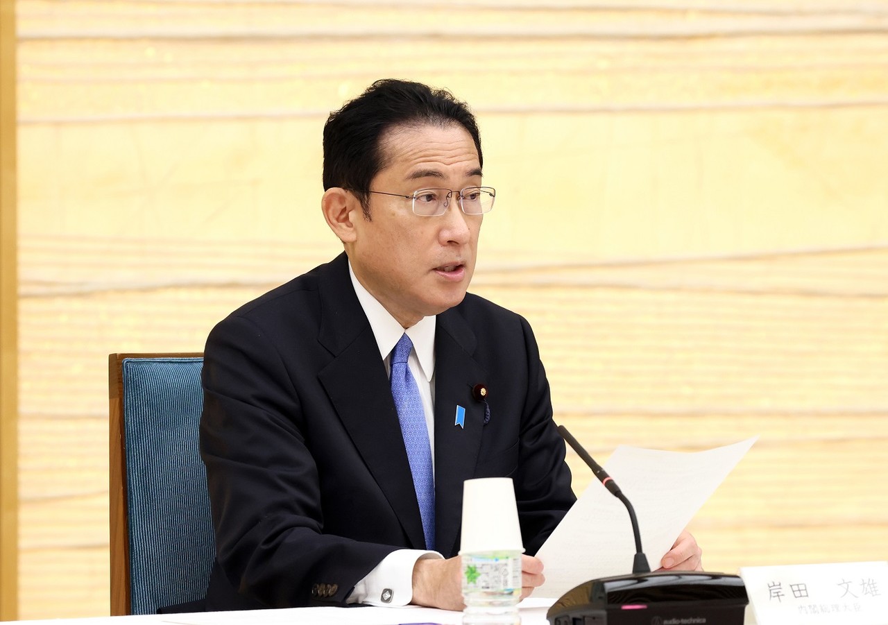 회의 내용을 정리하고 있는 기시다 총리의 모습. (사진=일본 총리실 제공).