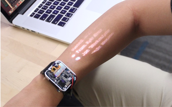 루미워치(Lumi Watch)는 스마트시계에 탑재된 프로젝터를 통해 시계 착용자의 손이나 팔의 피부위에  화면을 구현해 마치 터치스크린처럼 사용할 수 있도록 했다. (사진=루미워치 제공).