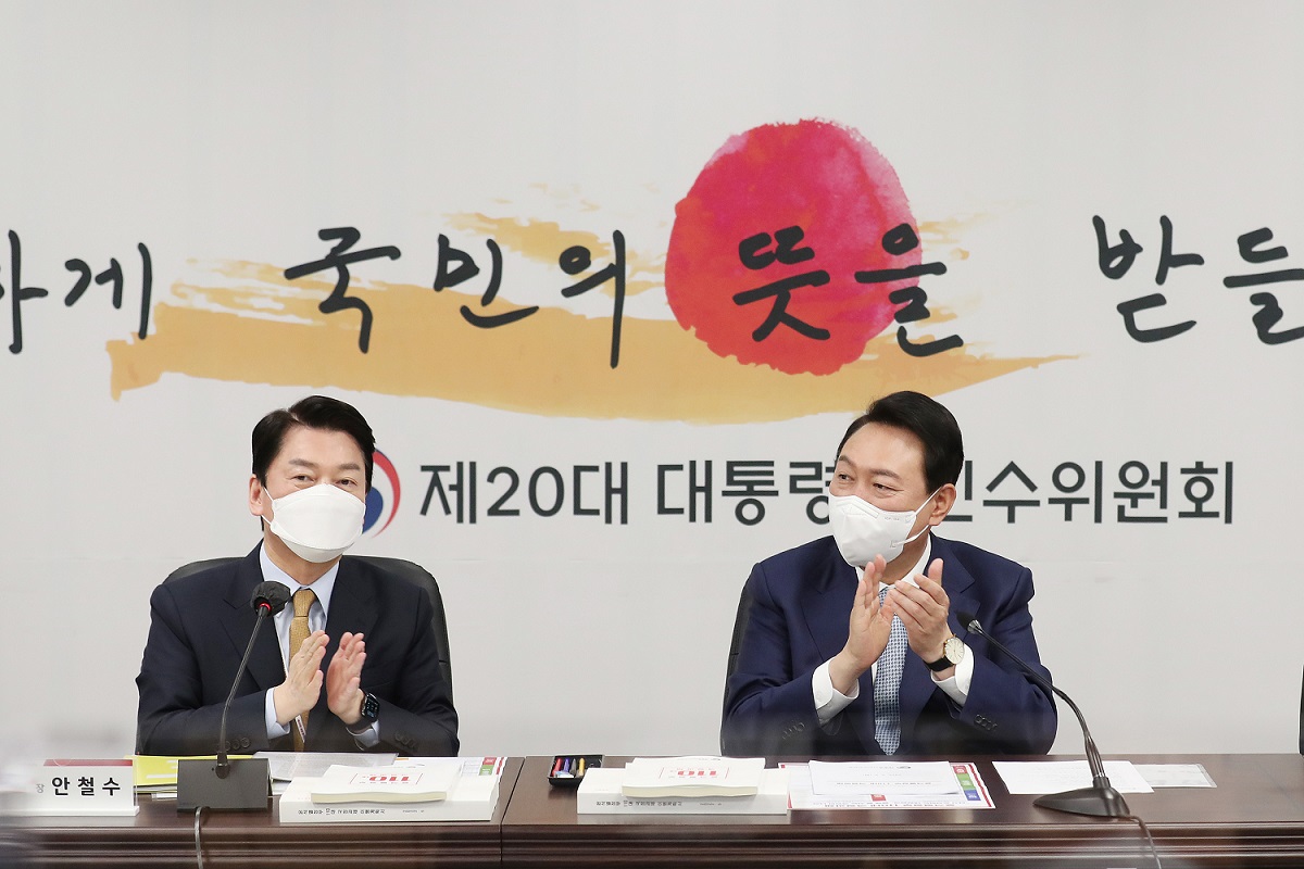 윤석열 대통령 당선인이 3일 오전 서울 종로구 삼청동 대통령직인수위원회에서 열린 전체 회의에서 안철수 인수위원장으로부터 국정과제를 전달받고 있다.