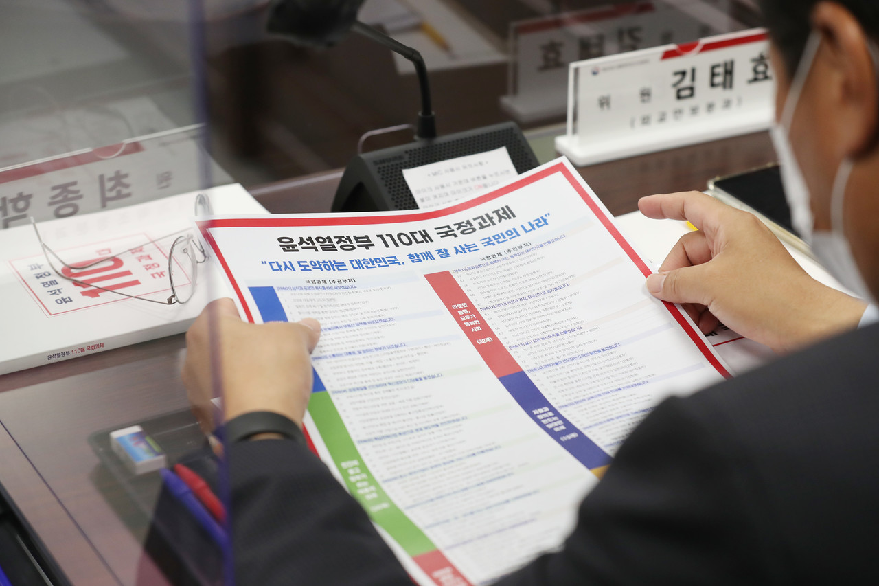 윤석열 대통령 당선인이 3일 오전 서울 종로구 삼청동 대통령직인수위원회에서 열린 전체 회의에서 안철수 인수위원장으로부터 국정과제를 전달받고 있다. (사진=제20대 대통령직 인수위원회 제공).