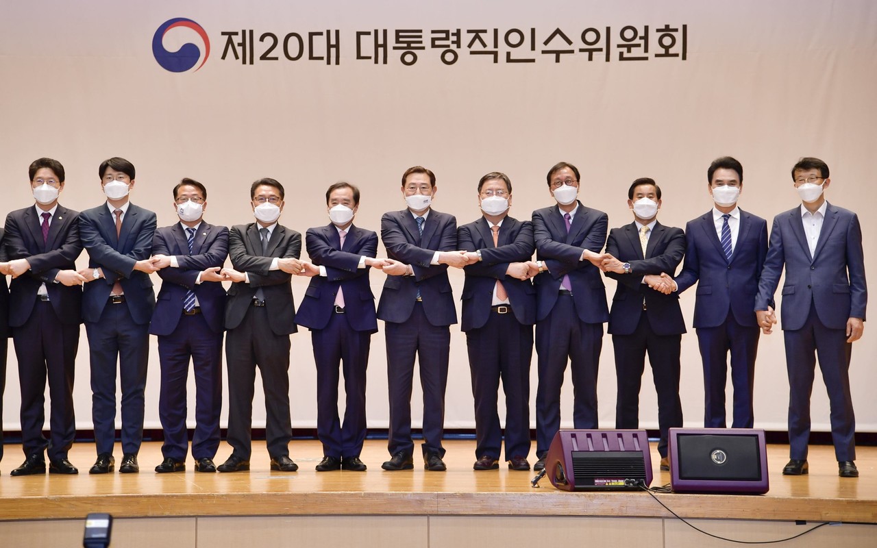 이용섭 광주광역시장이 4일 오후 서구 김대중컨벤션센터에서 열린 '대통령직인수위 지역균형발전특별위원회 광주·전남지역 정책과제 대국민 보고회'에 참석해 김병준 지역균형발전특별위원장 등 내빈들과 기념촬영을 하고 있다. (사진=광주광역시 제공).