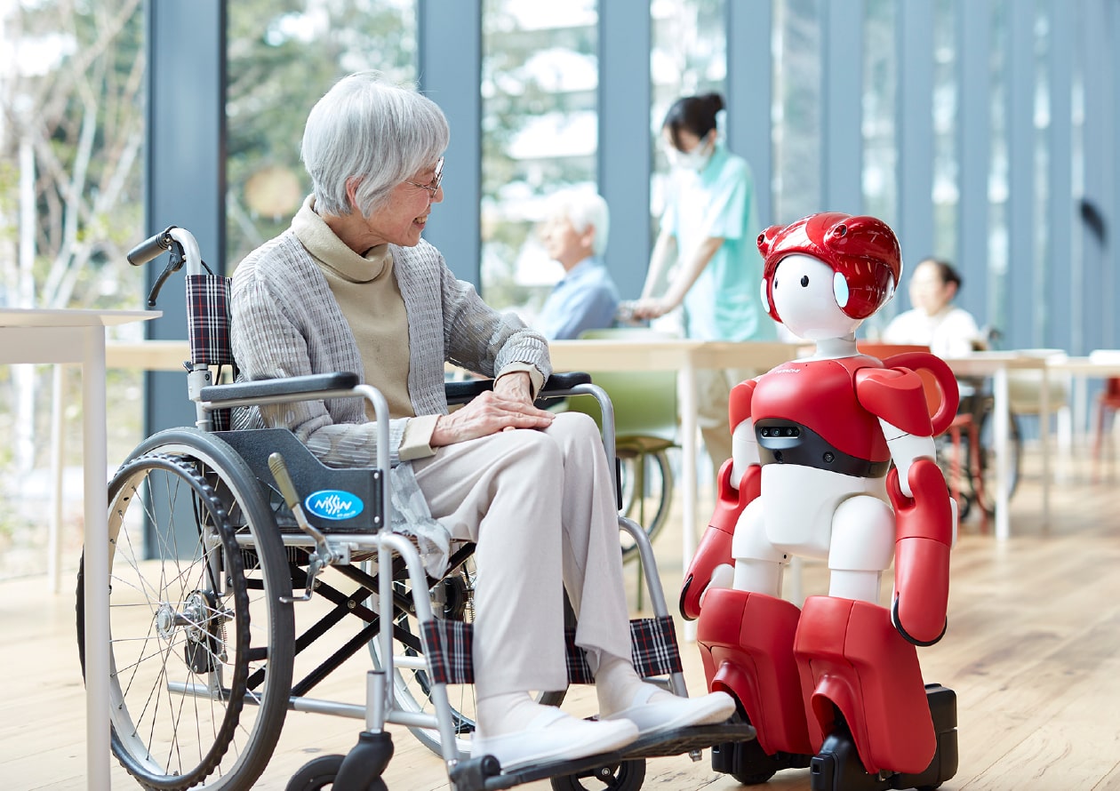 히타치의 'EMIEW4' 로봇이 환자를 대상으로 돌봄서비스를 진행하고 있다. (사진=히타치 제공).