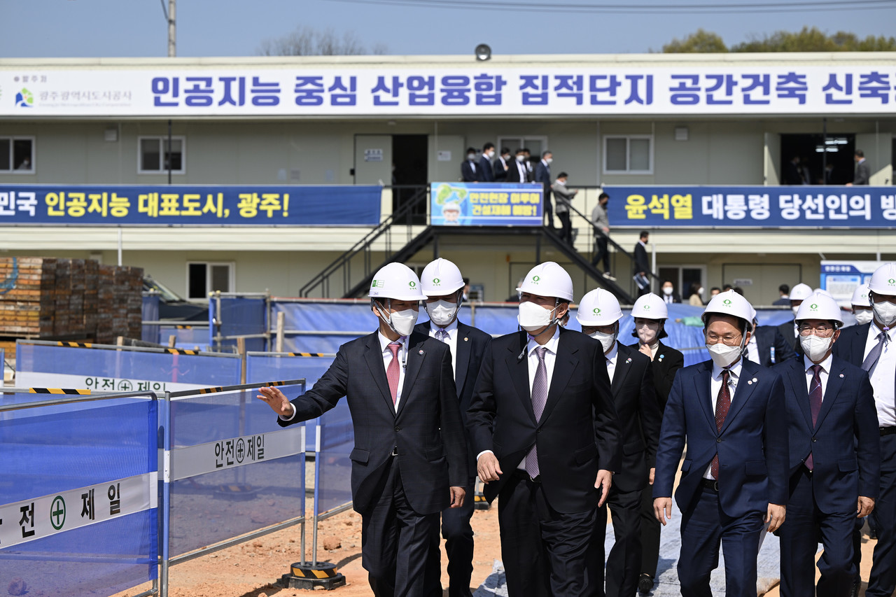 윤석열 대통령이 지난 4월 20일 '약속과 민생의 행보' 일환으로 광주 첨단3단지 국가 인공지능(AI) 집적단지 조성 현장을 둘러보고 있다. (사진=대통령인수위원회 제공).