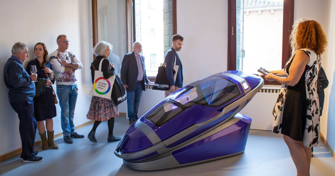 관람객들이 한 전시회에 공개된 '조력 자살 캡슐' 사르코를 살펴보고 있다. (사진=Exit International).